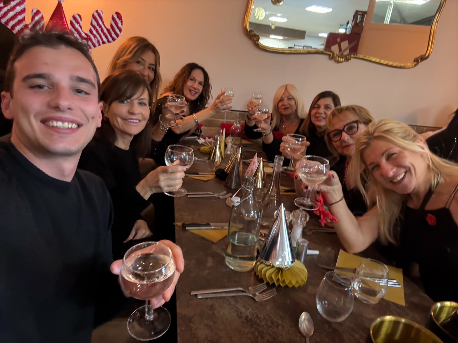 Cena di gruppo con brindisi
