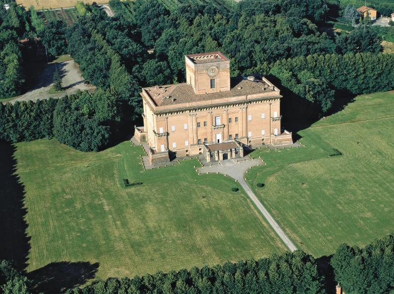 Facciata di un palazzo storico nel centro di Bologna