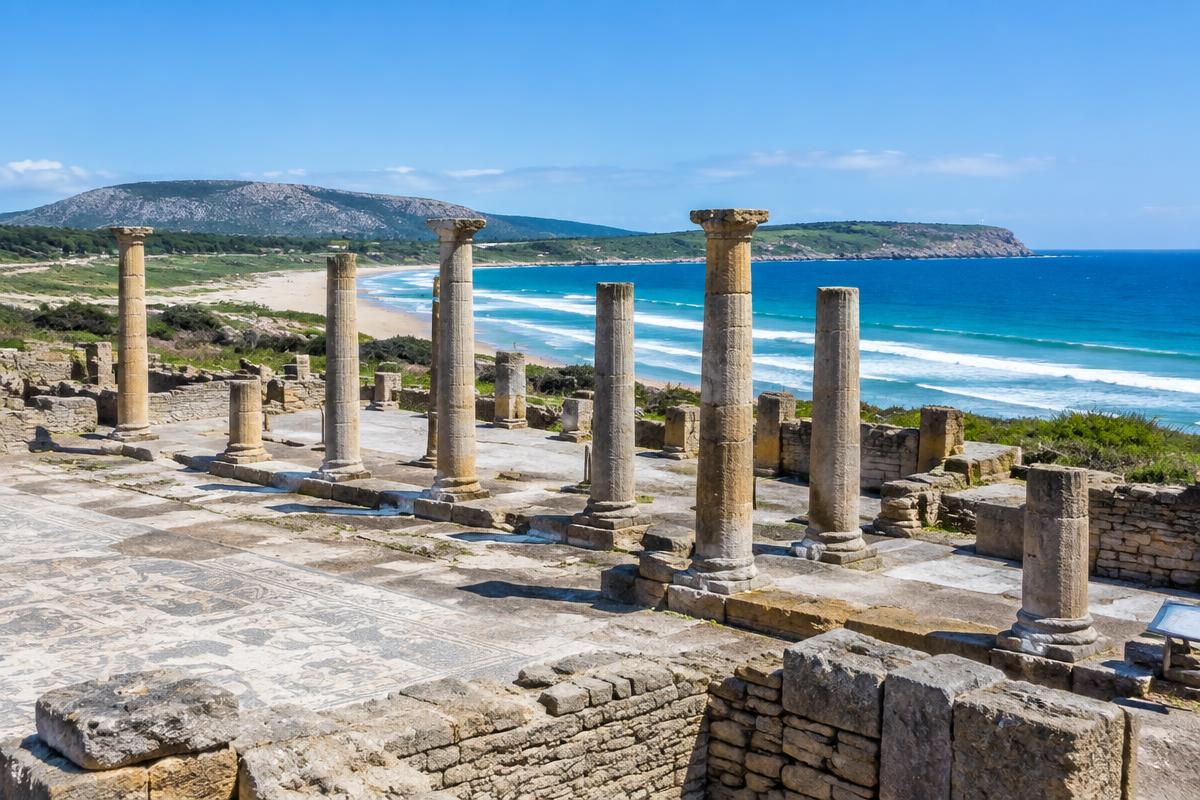 Le colonne romane di Baelo Claudia affacciate sull'Oceano Atlantico